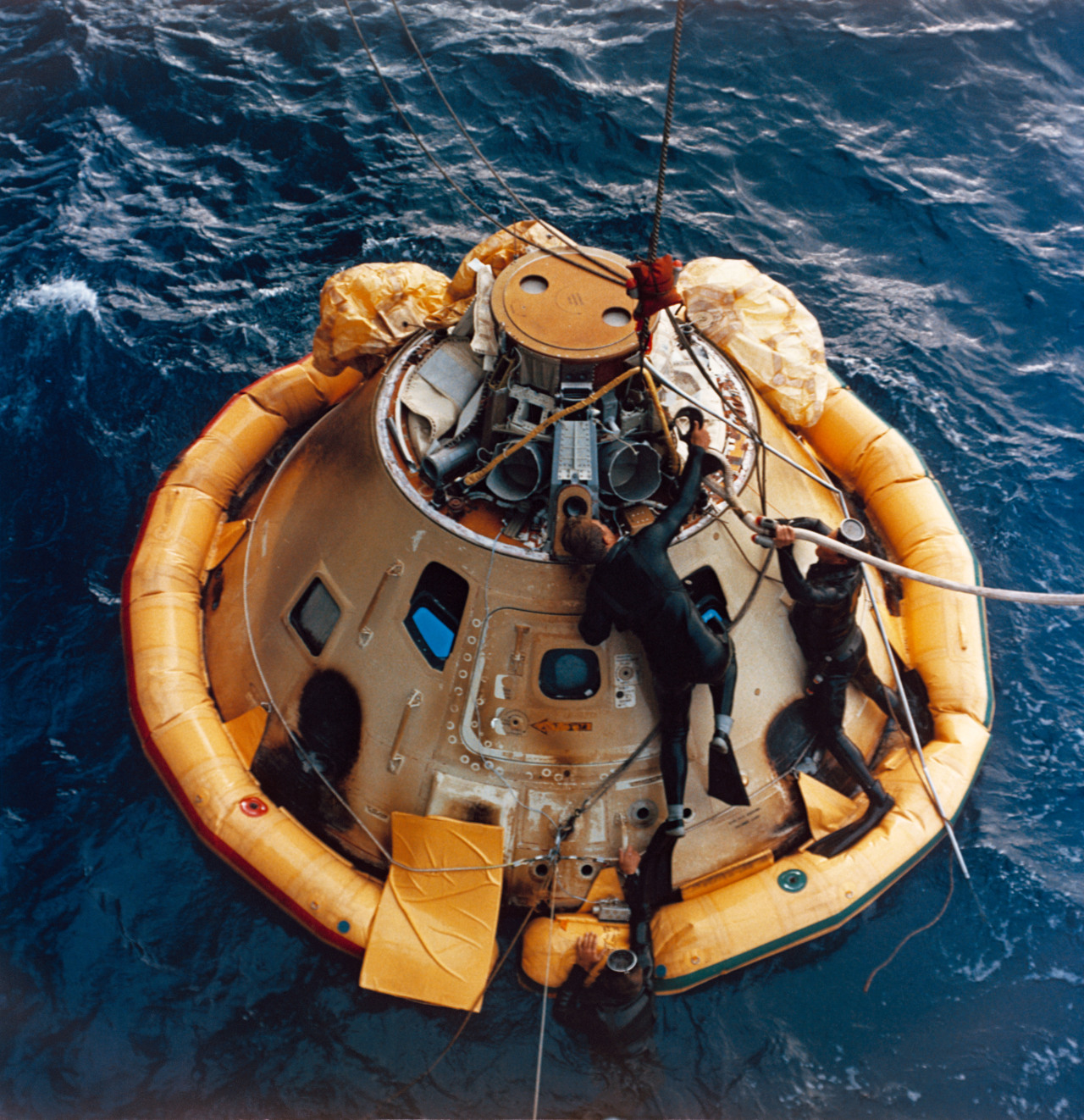 humanoidhistory:  Navy frogmen recover the Apollo 6 command module, 375 nautical