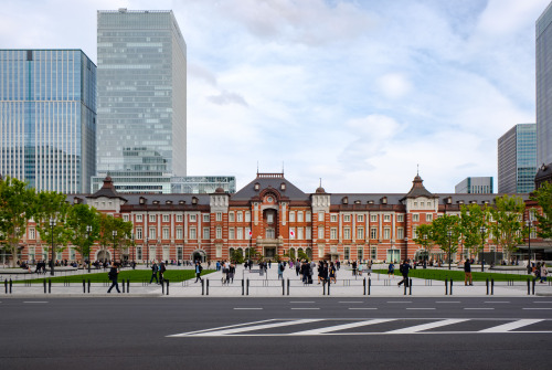 Many Japanese citizens would likely recognize that this drawing is based on the western/Marunouchi s