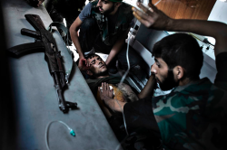 simply-war:  Syrian rebel fighters help a