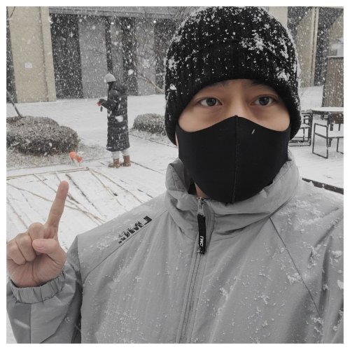 2021.12.18 Shinhwa’s Eric Instagram Update: The first snow we saw this year ❄⛄ #FirstSnow #Sno