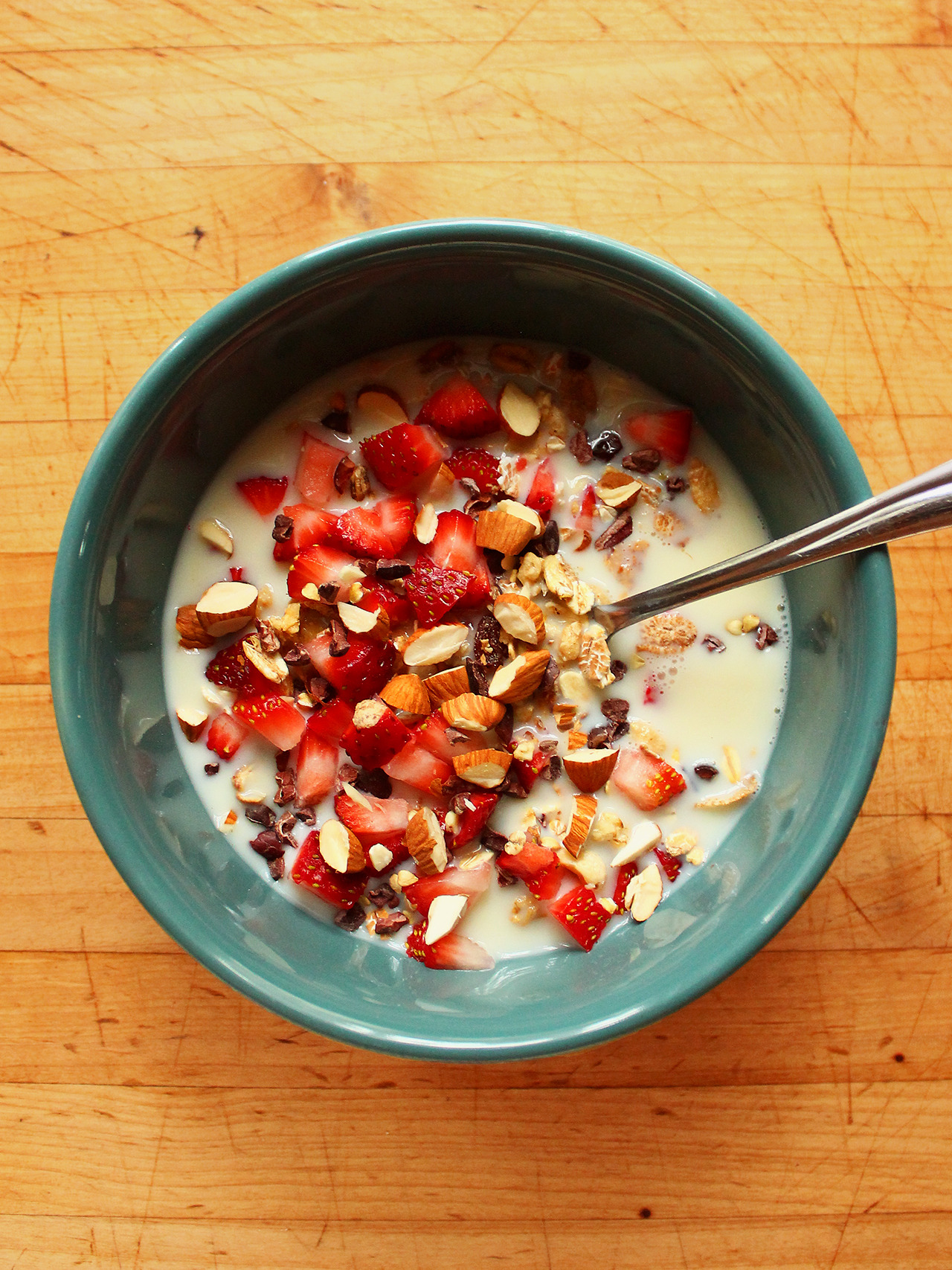 garden-of-vegan:  Muesli with chopped strawberries, cacao nibs, chopped almonds,