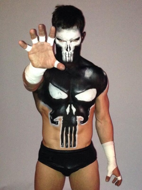 paintedguys:  One damn fine looking wrestler. The body paint is so hot! I just want to grapple him. 
