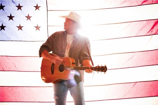 im-still-dreaming-about:  Alan Jackson and the American Flag [#2]