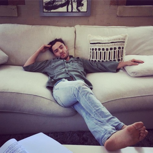 dirtyguysfeet:  Ed Westwick has some wide dirty feet !