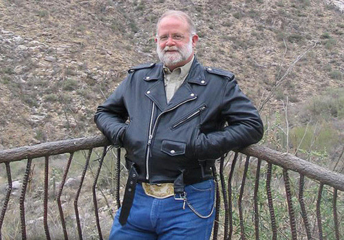carpe-fur:  Fucking hot silver dad.  Woof