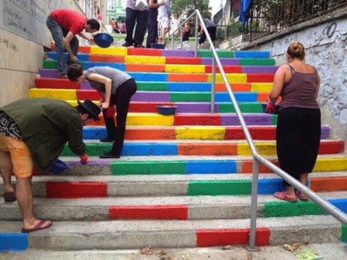 archiemcphee:  Something awesome recently happened in Istanbul, Turkey. As a city with many hills, Istanbul is home to lots of long staircases that intersect its centuries-old neighbourhoods, enabling pedestrians to avoid streets filled with heavy car