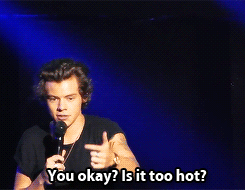 harrycmon:  Harry teases a fan     