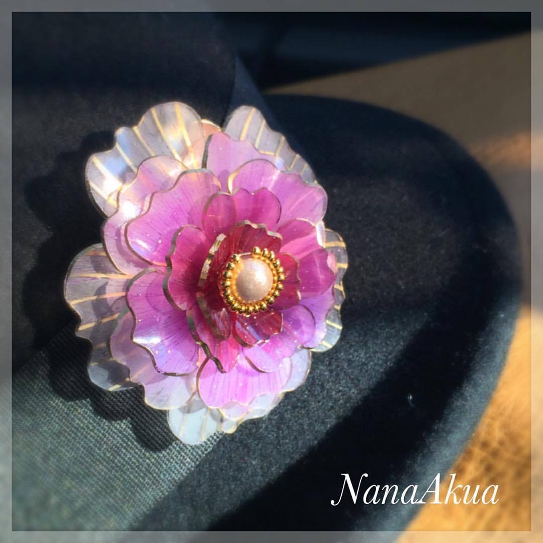 Nanaakua 年末に日本ヴォーグ社のパーティー用に作った立体プラバンのピンクの花のブローチ