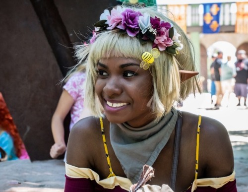 qunaribaratiddies:More pictures of my Sera cosplay for Scarborough Faire. My wig became a mess but g