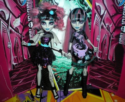 “Zombie Shake” Rochelle(s) Goyle.Left, basic. Right, new outfit & hairstyle.