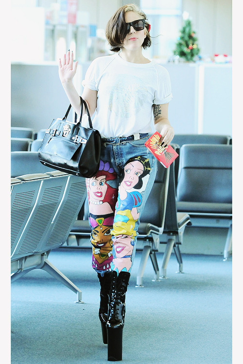 my-selfish-love:  those jeans are from Dog Harajuku!