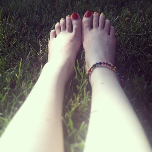 #feet #footfetish #anklet #rainbowtoes #grass