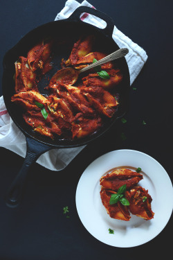 veganrecipecollection:  (via Easy Stuffed Shells with Dairy Free Filling | Minimalist Baker Recipes)