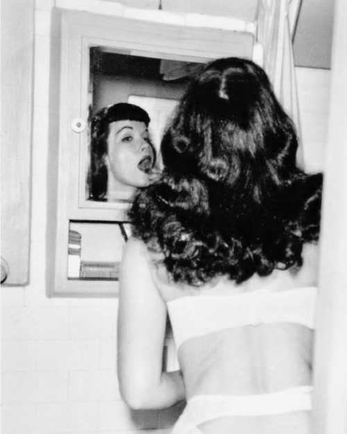 summers-in-hollywood:Bettie Page applying her makeup, 1950s