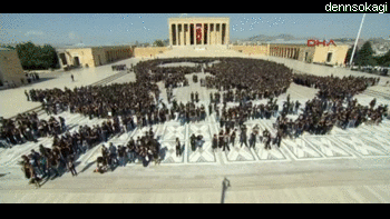 dennsokagi: Anıtkabir’de dünya rekoru  30 Ağustos Zafer Bayramı Haftası etkinlikleri kapsamında 6 bin gönüllü Anıtkabir avlusunda Atatürk portresi oluşturdu. Rekor kıran etkinlik Guinness Rekorlar Kitabı’na girdi 