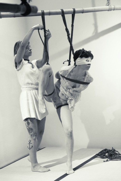 misungui:  Performance “Triangle de Cordes”  @ La Place des Cordes  (part 2) Rigger : Gorgone  Model : Misungui  Cello : Qlay  Photo : Tako Octo Brachia 
