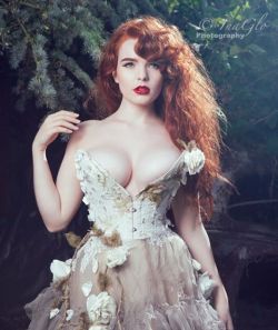 miss-deadly-red:  Still love this set from my first shooting with the glorious @rosieredcorsetry and @inaglo 😍❤️ #wildroses #curves #extremecurves #rosiered #piercings #curvy #tightlacing #redhead #ginger #pale #pinup #eyebrows #redlips #contouring