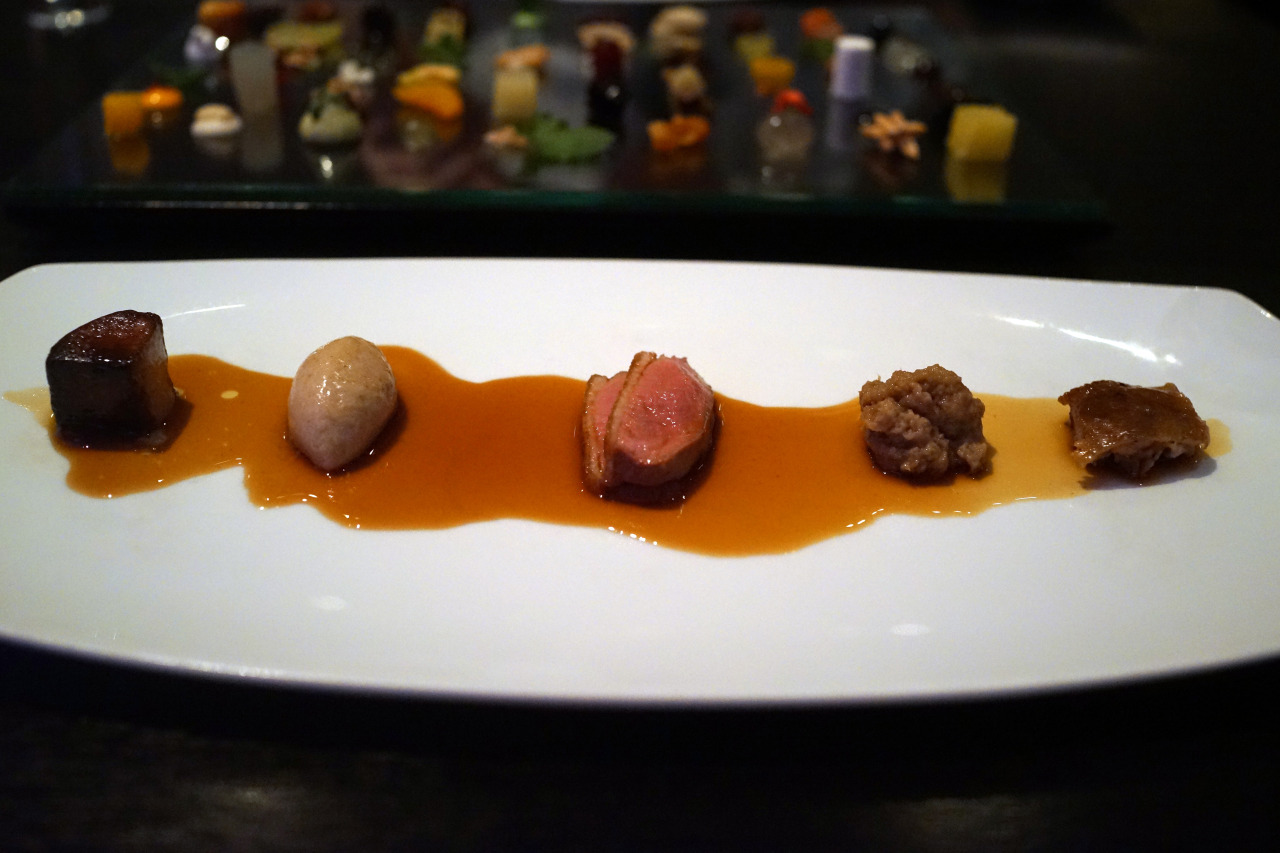 kathrynyu:  Highlights of dinner at Alinea: 1. Raw scallops on a bed of seaweed