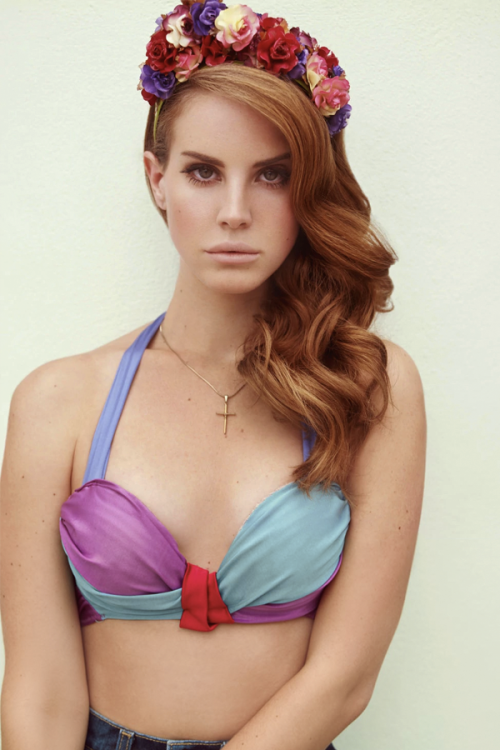 lanadelreyfiles:Uncropped image of Lana Del Rey’s ‘Video Games’ Promotional photoshoot. Shot in Lond