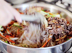 jennachoi:  Japchae [잡채] : mixed dish of boiled bean threads, stir-fried vegetables and shredded meat 