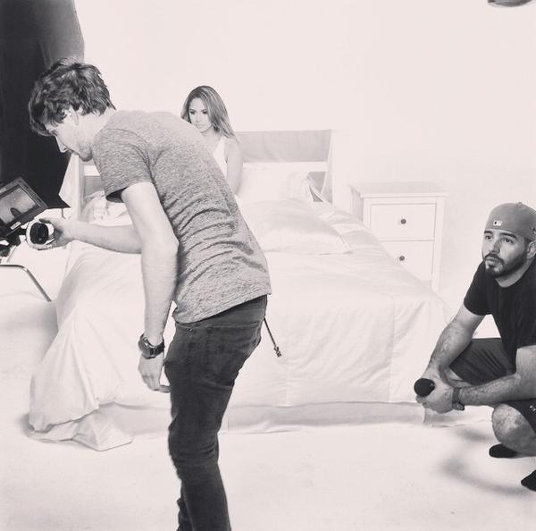 jasminev-news:  November 20th: Another picture of Jasmine on the set of “I Love