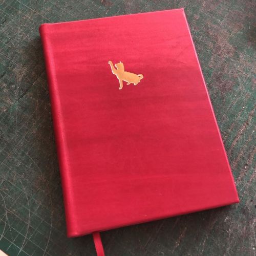 Handmade journal with a gilded cat. www.gatzbcn.com #handmade #bookbinding #gildedcat #catjournalhtt