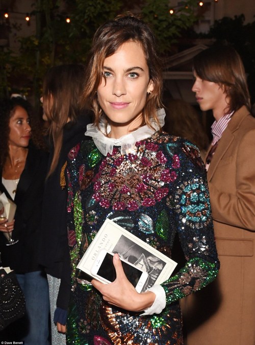 chungit-up: Alexa Chung at the Burberry show during London Fashion Week SS17 | September 19, 2016