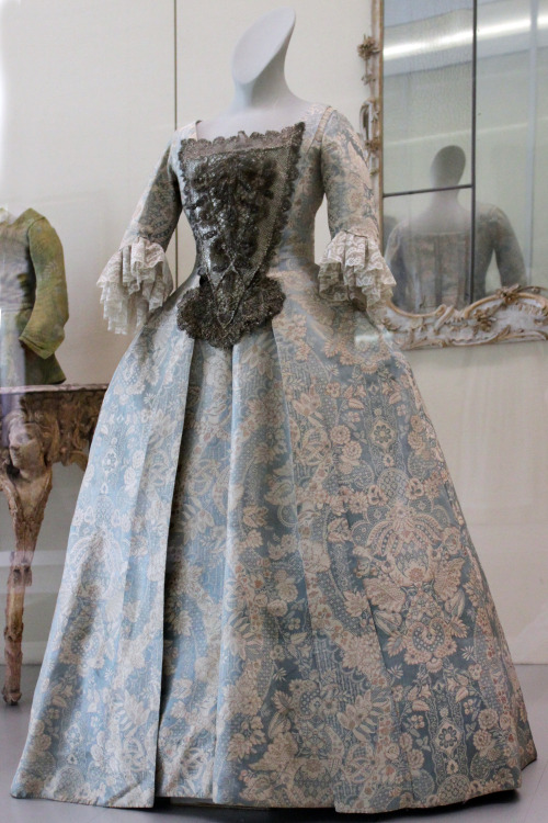 tiny-librarian: Silk Gown with Lace Pattern, 1730; Germanic National Museum in Nuremberg. Source
