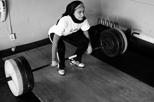 2brwngrls:aquilastyle:Muslimah weightlifter wins right to compete in modest clothingHeavy lifting do