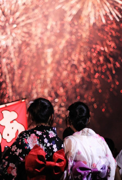 dreams-of-japan:  Summer Fireworks by Hari