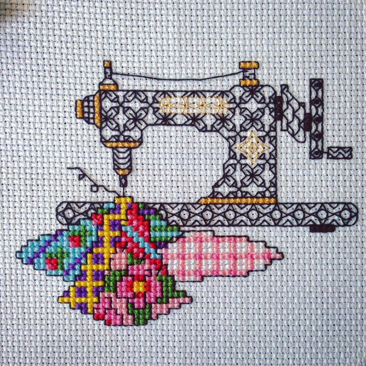 Anke's Cross Stitch Stuff - Mini patchwork sewing machine with