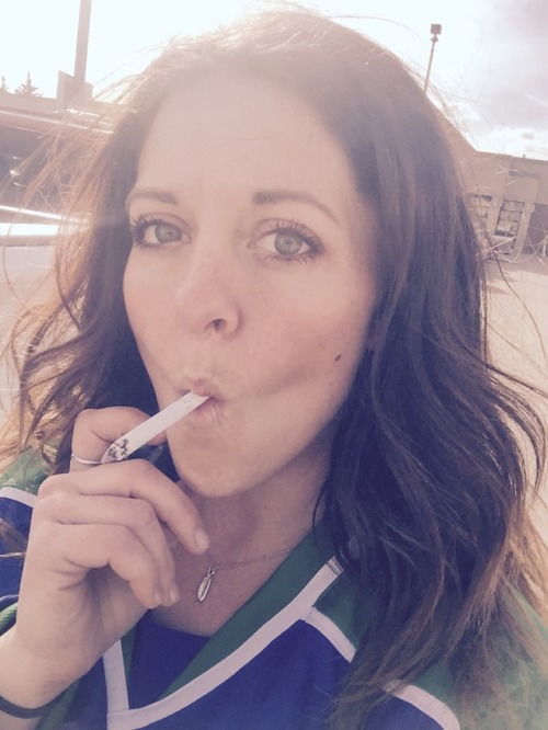 love2watchusmoking:Amazing smoker