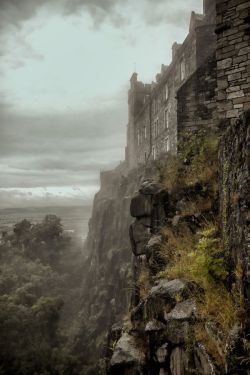 bluepueblo:  Misty, Stirling Castle, Scotland photo via michael 