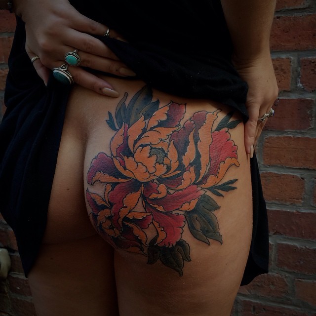 thisisthemaxwellmurder:  Butt flower on talented apprentice @alish_p Check out her