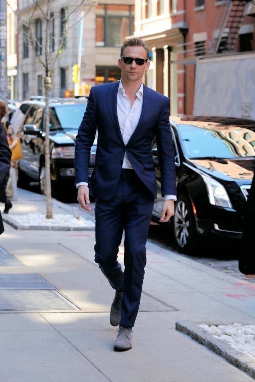 larouau12:maevecurrywrites:insanely-smart:maevecurrywrites:lolawashere:Tom Hiddleston, his glasses-o