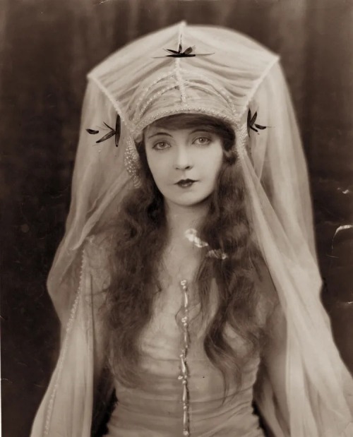 Lillian Gish Nudes & Noises  