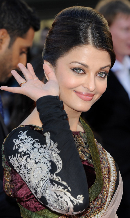 Aishwarya Rai Looks Stunning in Saree At Film “Raavan” UK Premiere - 16/06/2010.CLICK HERE TO SEE MO