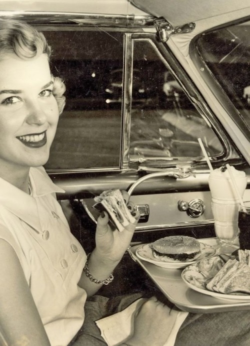 the50s: Dinner at the drive-in movie theater, 1952