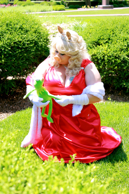 variablejabberwocky: roachpatrol: cccaptions: Miss Piggy dazzling for days, cosplayed by Sweets4aSwe