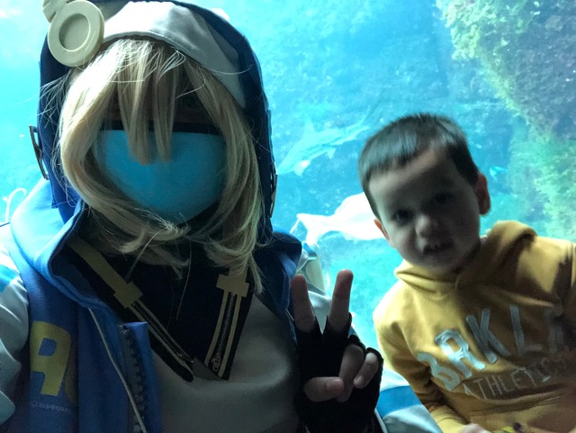 Earlier this week i went with my moms side of the family to the aquarium again and took a pictures with my brother mateo 