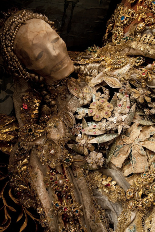 asylum-art-2:  asylum-art-2:  Meet the Fantastically Bejeweled Skeletons of Catholicism’s Forgotten Read   A relic hunter dubbed ‘Indiana  Bones’ has lifted the lid on a macabre collection of 400-year-old  jewel-encrusted skeletons unearthed in