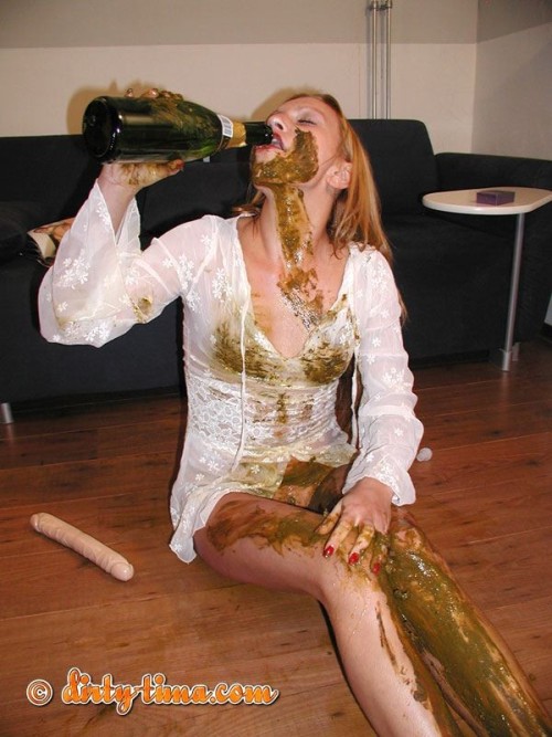 trobardemorte: scatmassager: makeminebrown: Mmmmmmm, she can drink bubbly, I’ll lick and eat her shi