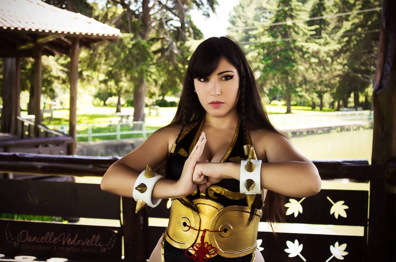 cosplayandgeekstuff:    Danielle Vedovelli (Brazil) as Chun Li. Photos by:  Eve