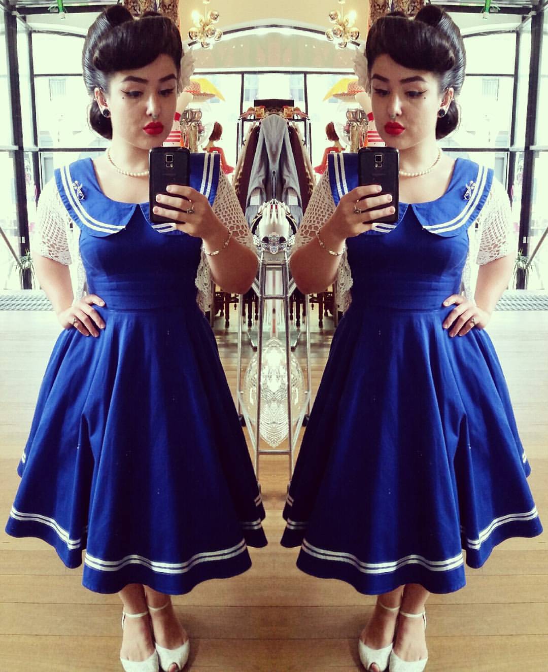 royeah:  thegirlwhoblockedherownsh0t:  A customer walked in as I was taking this