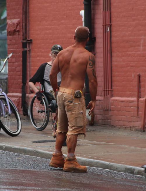 torontomenatwork:  Hunky Bricklayer Handsome and ripped bricklayer working on a Saturday at 373 Queen West and Peter. He’s a total tradesman fantasy. 2015 May 30   Damn