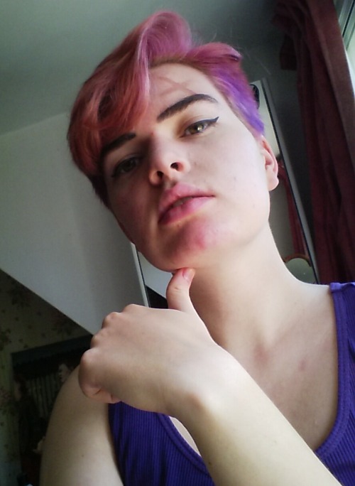 hattersarts:hey I’m a lesbian and I look like zarya