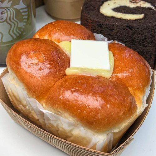 hungry-tummy-mukbangs:Buttery Rolls - busan.food.here