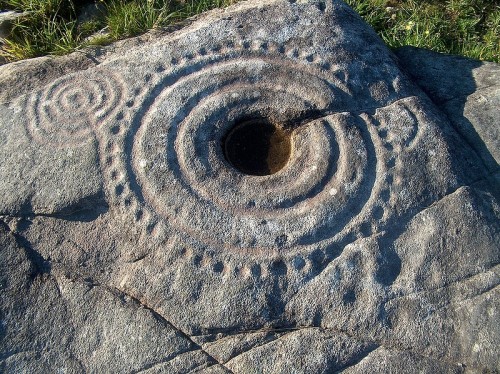 serpentandstang:Galician Petroglyphs, Muros, Spain. Cova da Bruxa and Laxe das Rodas.Cova da Bruxa,
