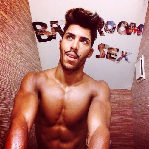 dominicanblackboy:  Gorgeous moments of sexy hot Naked body Artist Ledom!!!!!!