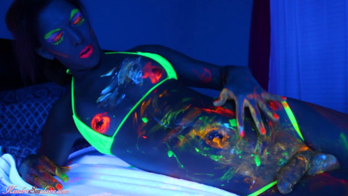 kendrasinclaire:  Glowing Finger Paint JerkoffI decided to do something different and turned on the black lights before getting into these canisters of colorful UV paint and finger painting all over my body. The paint had a cool sensation so I used it